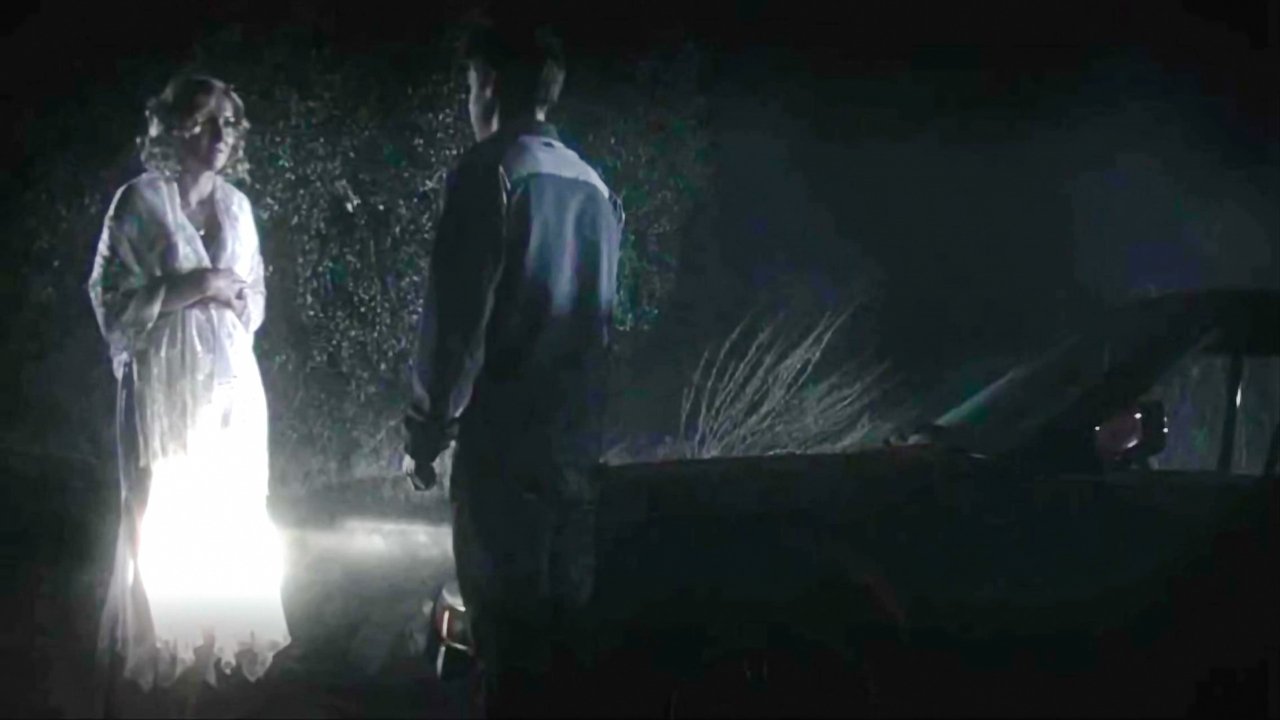 Autostopowiczka w bieli