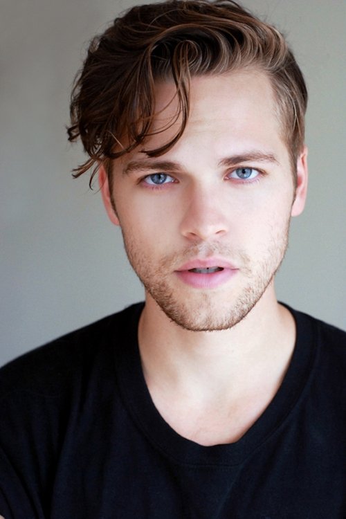 Alexander Calvert zdjęcie