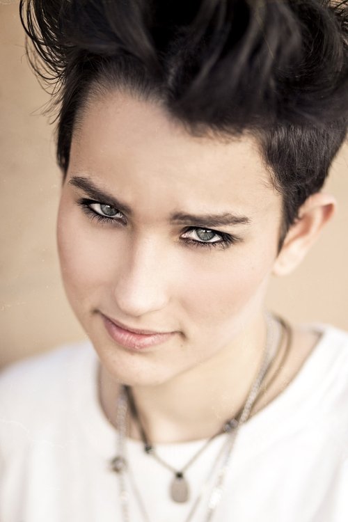 Bex Taylor-Klaus zdjęcie