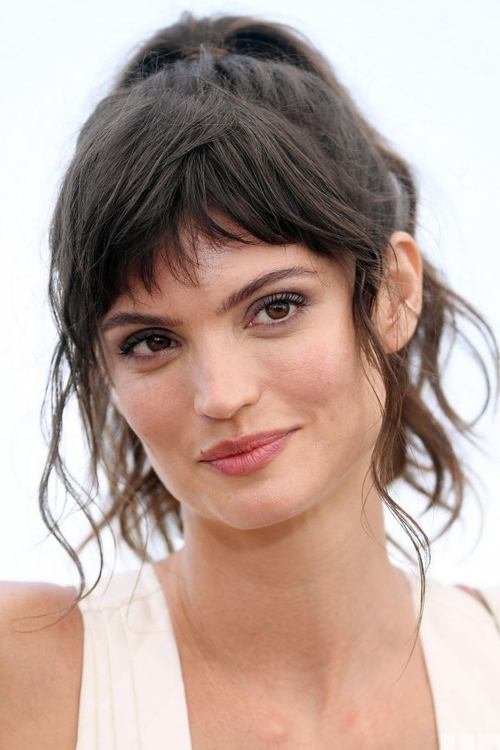 Charlbi Dean zdjęcie