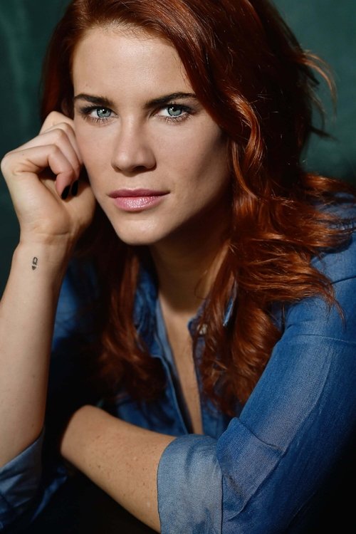 Courtney Hope zdjęcie