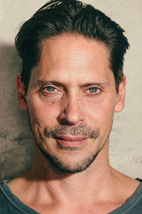 Neil Newbon zdjęcie